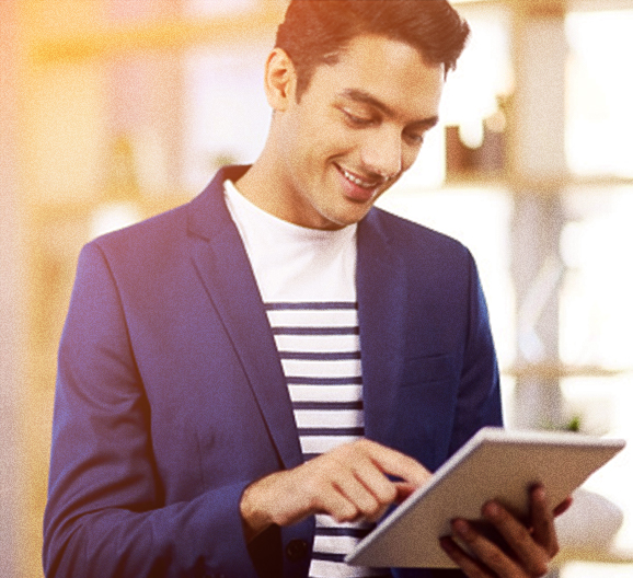 شخص يبتسم أثناء استخدام آيباد