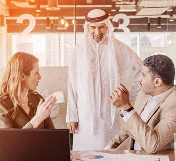 ثلاثة أشخاص يتناقشون